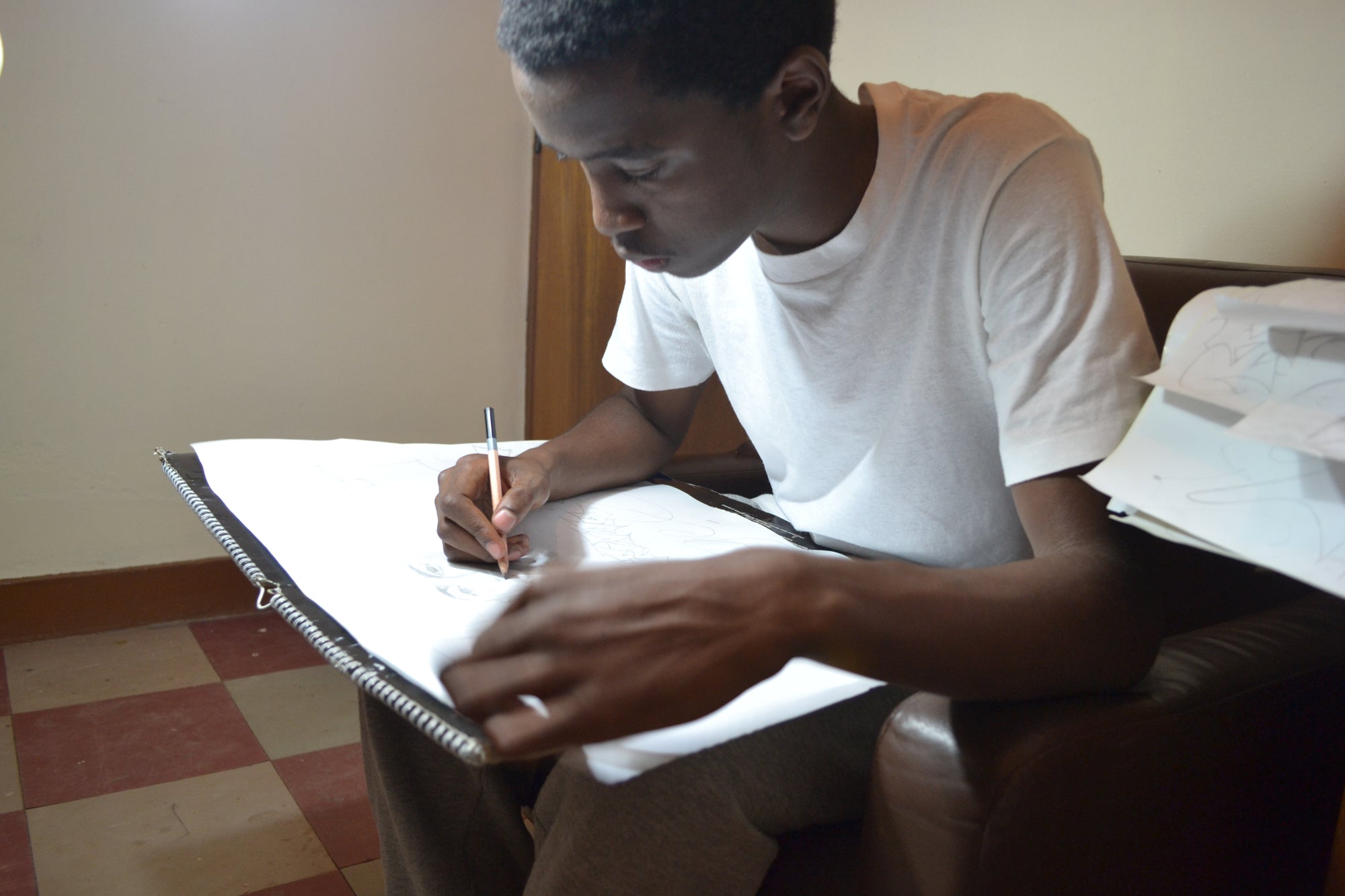 Šhema working on 2 pac graffiti